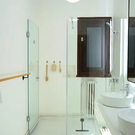 Apartment Spacious 3br, 2bt With 5 Balconies *