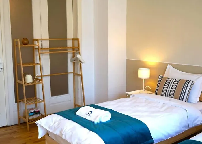 Апартаменти Spacious 3br, 2bt With 5 Balconies