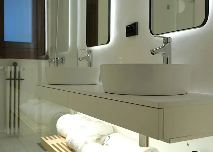 Spacious 3br, 2bt With 5 Balconies