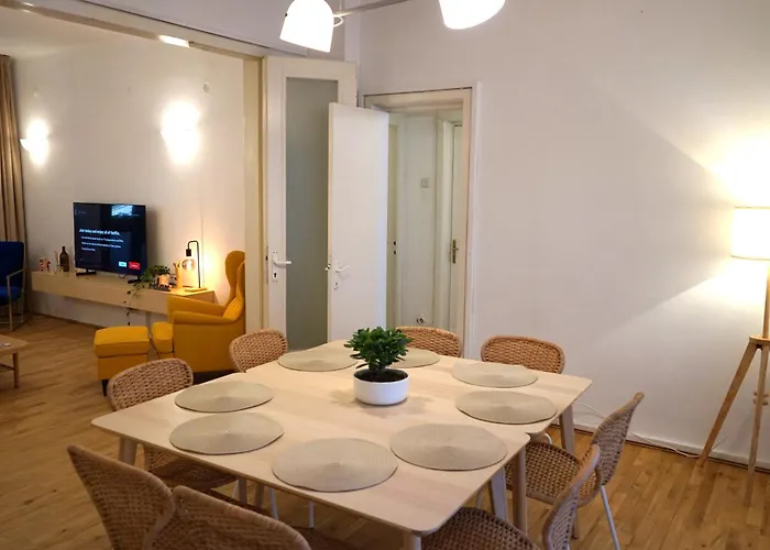 Spacious 3br, 2bt With 5 Balconies Apartment *