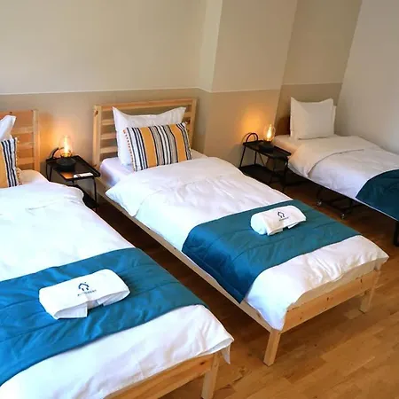 Daire Spacious 3br, 2bt With 5 Balconies Bükreş