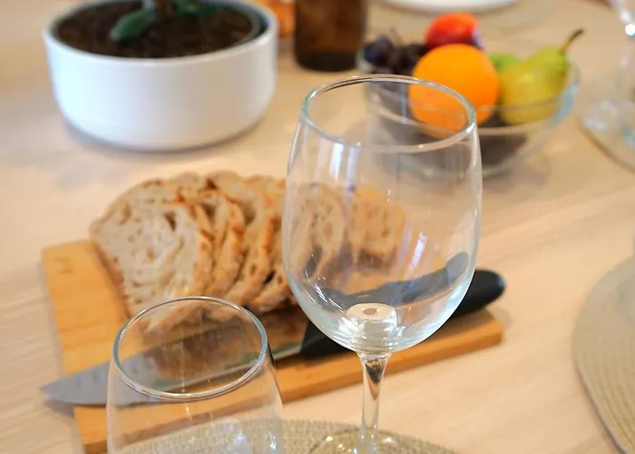 Lejlighed Spacious 3br, 2bt With 5 Balconies *